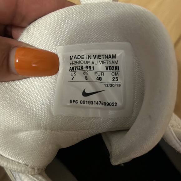 Well kept Nike sneaker men 7 woman’s 8 white - Picture 4 of 4